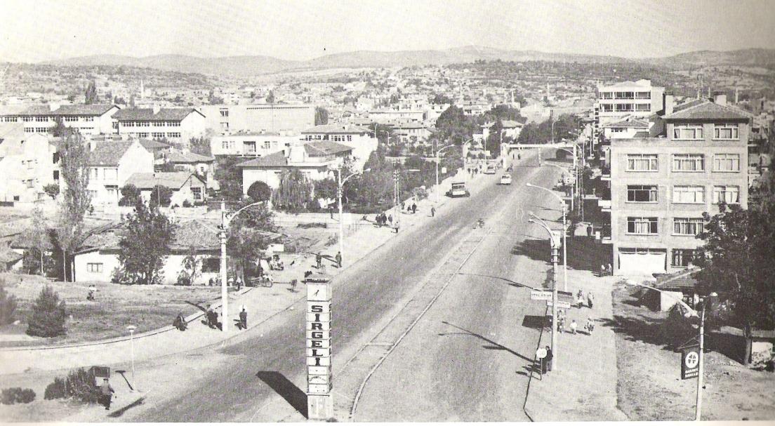 Foto 2: 1970 li yıllarda kent merkezindeki Dörtyol Mevkiinden şimdiki merkezi iş alanı olan İsmet Paşa Caddesinin görünümü (Doç. Dr.