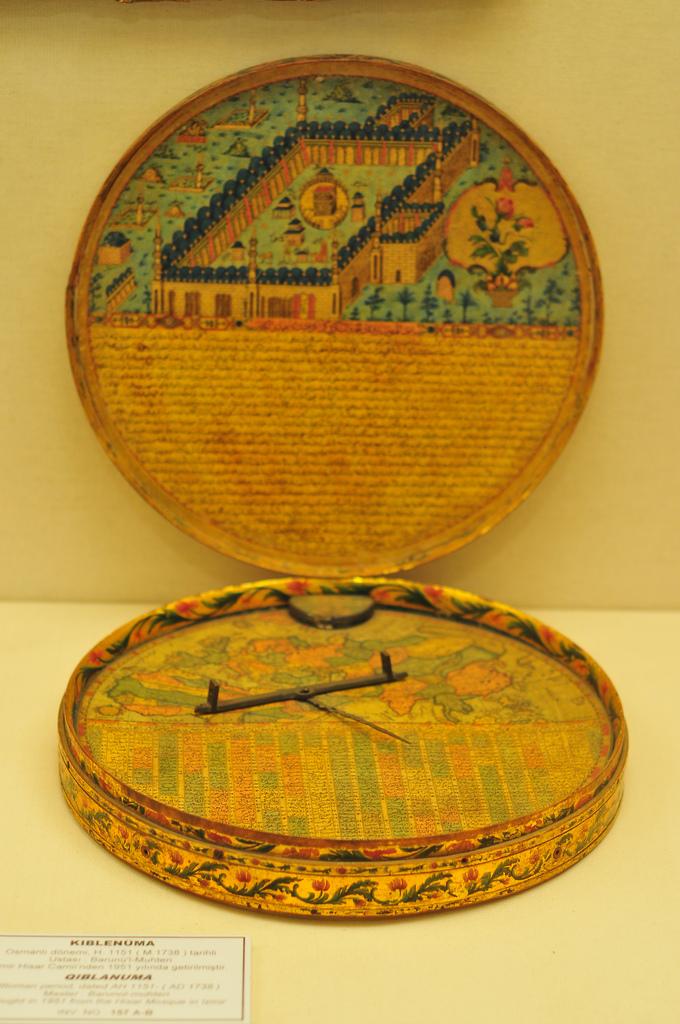 Kıblenüma: genellikle tahtadan gümüşten ve pirinçten imal edilen yuvarlak bir kutu içinde pusula ve güneş saatinin bir arada bulunmasından oluşur, üzerinde basit bir pusulanın bir