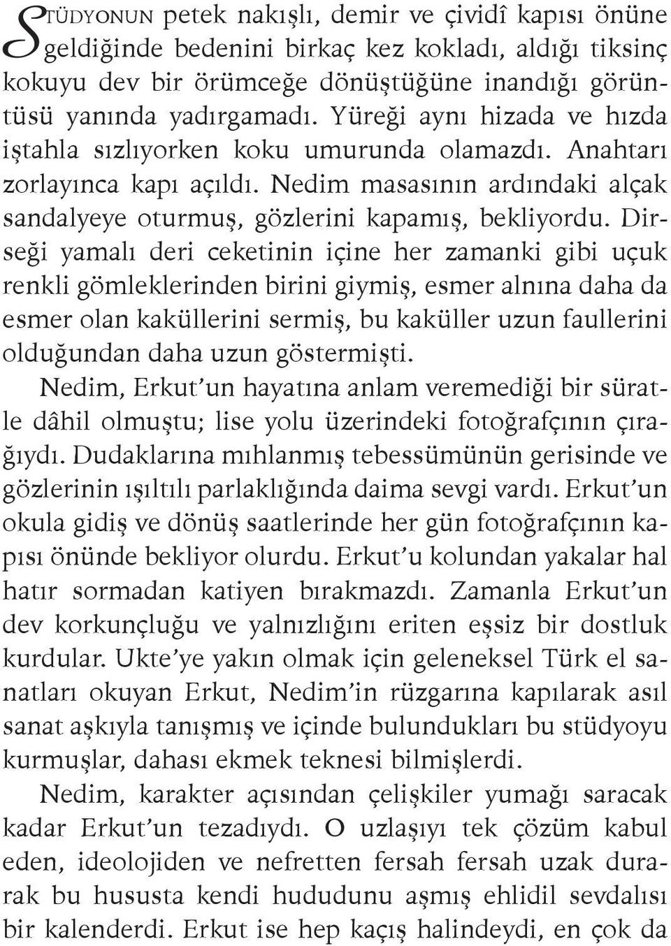 Dirseği yamalı deri ceketinin içine her zamanki gibi uçuk renkli gömleklerinden birini giymiş, esmer alnına daha da esmer olan kaküllerini sermiş, bu kaküller uzun faullerini olduğundan daha uzun