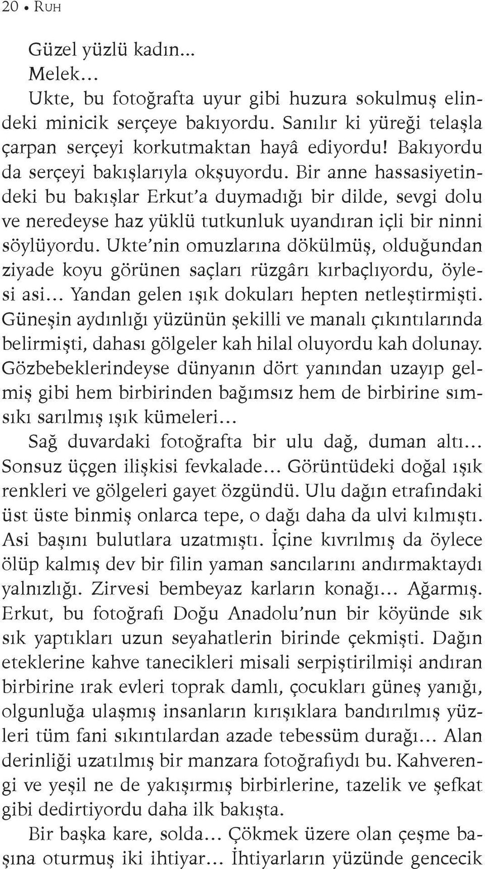 Ukte nin omuzlarına dökülmüş, olduğundan ziyade koyu görünen saçları rüzgârı kırbaçlıyordu, öylesi asi Yandan gelen ışık dokuları hepten netleştirmişti.