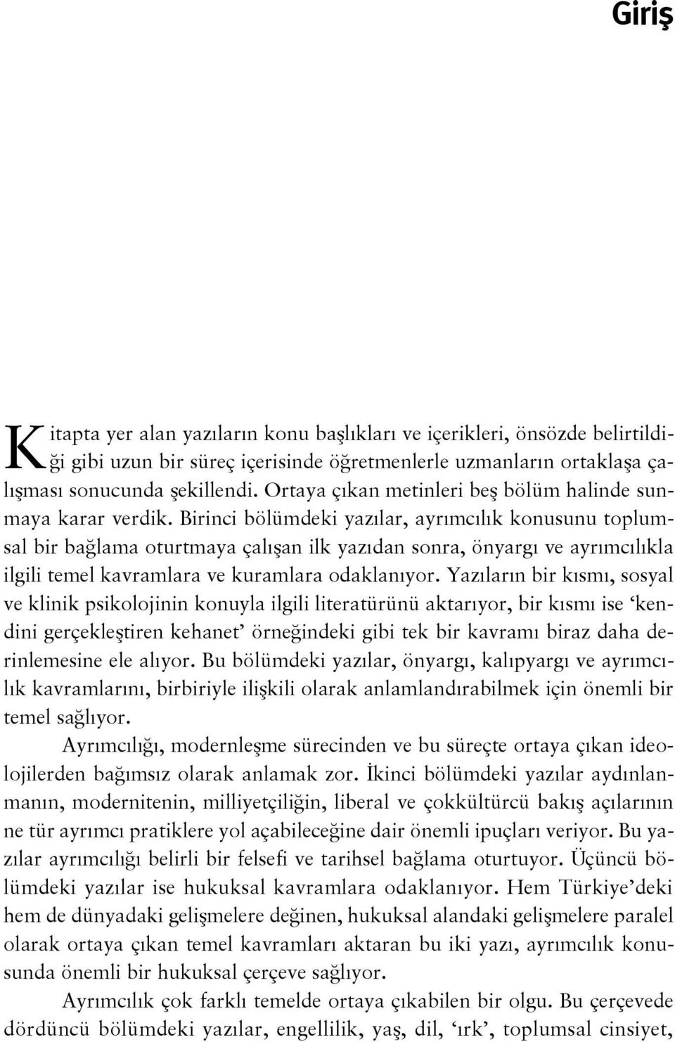 Birinci bölümdeki yazılar, ayrımcılık konusunu toplumsal bir bağlama oturtmaya çalışan ilk yazıdan sonra, önyargı ve ayrımcılıkla ilgili temel kavramlara ve kuramlara odaklanıyor.