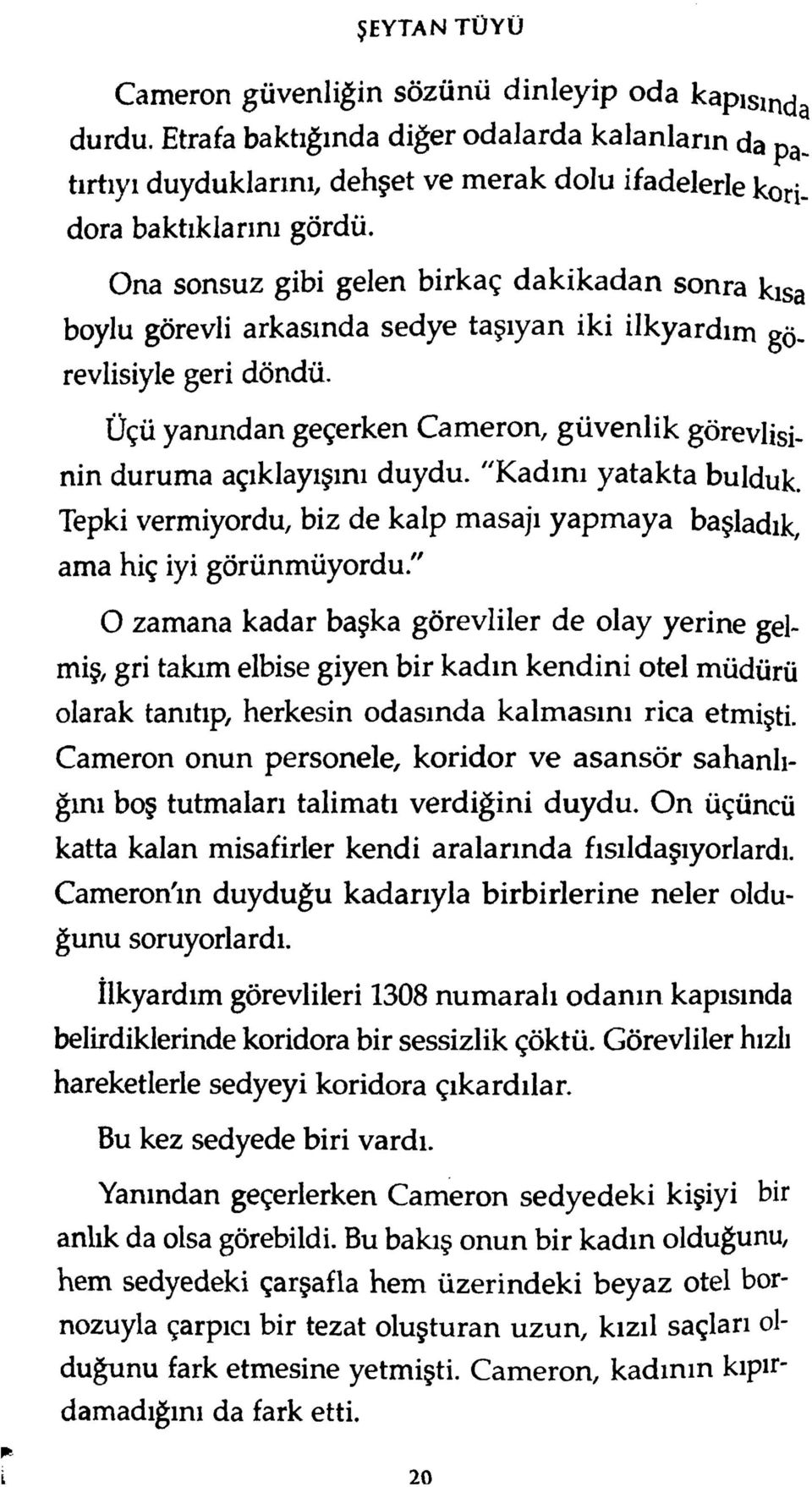 Ona sonsuz gibi gelen birkaç dakikadan sonra kısa boylu görevli arkasında sedye taşıyan iki ilkyardım görevlisiyle geri döndü.