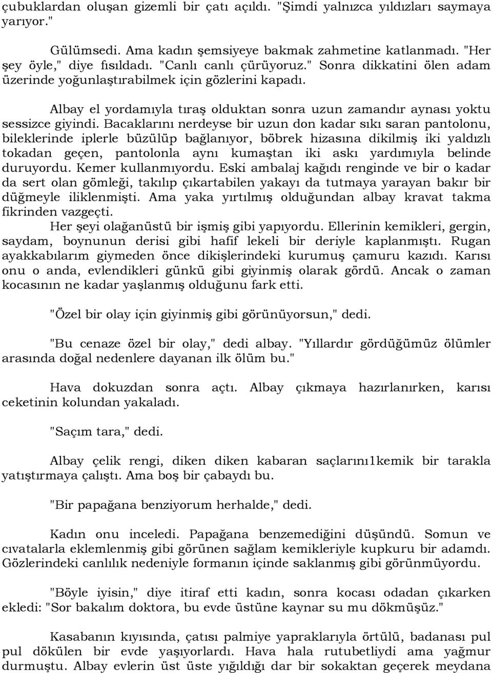 Bacaklarını nerdeyse bir uzun don kadar sıkı saran pantolonu, bileklerinde iplerle büzülüp bağlanıyor, böbrek hizasına dikilmiş iki yaldızlı tokadan geçen, pantolonla aynı kumaştan iki askı