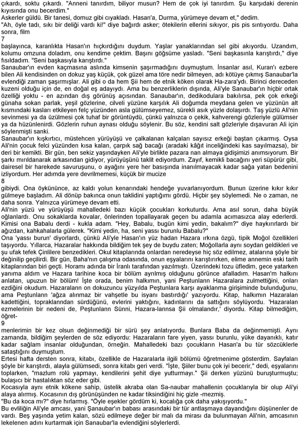 Daha sonra, film 7 başlayınca, karanlıkta Hasan'ın hıçkırdığını duydum. Yaşlar yanaklarından sel gibi akıyordu. Uzandım, kolumu omzuna doladım, onu kendime çektim. Başını göğsüme yasladı.