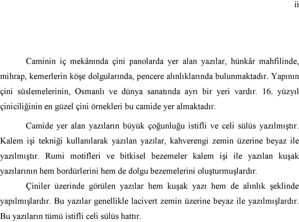 Camide yer alan yazıların büyük çoğunluğu istifli ve celi sülüs yazılmıģtır. Kalem iģi tekniği kullanılarak yazılan yazılar, kahverengi zemin üzerine beyaz ile yazılmıģtır.