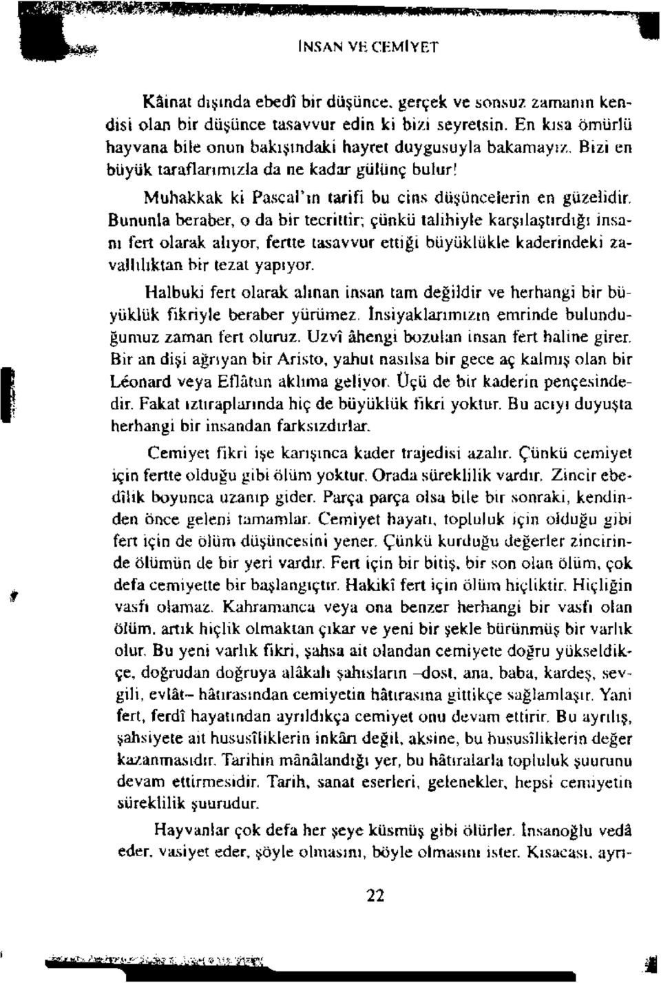 Bununla beraber, o da bir tecrittir; çünkü talihiyle karşılaştırdığı insanı fert olarak alıyor, fertte tasavvur ettiği büyüklükle kaderindeki zavallılıktan bir tezat yapıyor.