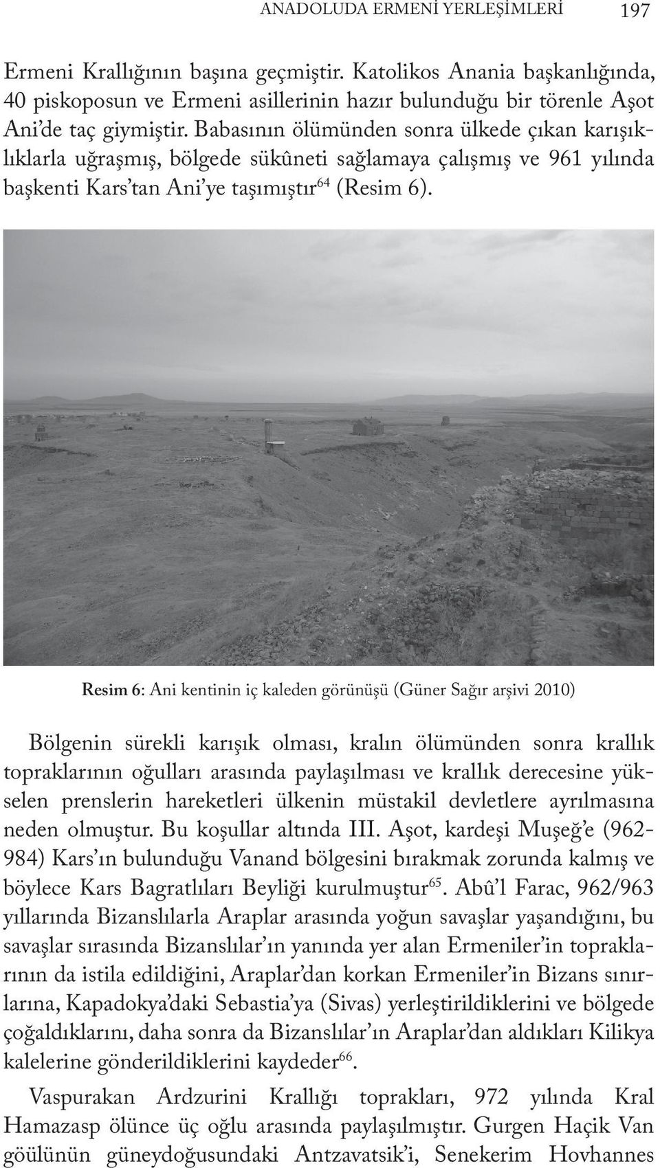 Resim 6: Ani kentinin iç kaleden görünüşü (Güner Sağır arşivi 2010) Bölgenin sürekli karışık olması, kralın ölümünden sonra krallık topraklarının oğulları arasında paylaşılması ve krallık derecesine