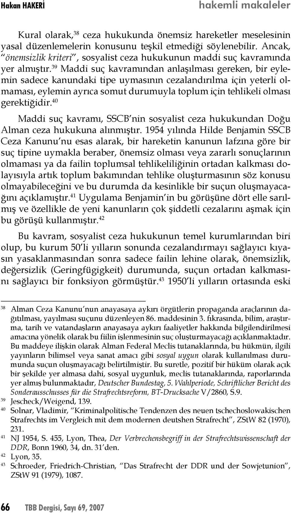 39 Maddi suç kavramından anlaşılması gereken, bir eylemin sadece kanundaki tipe uymasının cezalandırılma için yeterli olmaması, eylemin ayrıca somut durumuyla toplum için tehlikeli olması