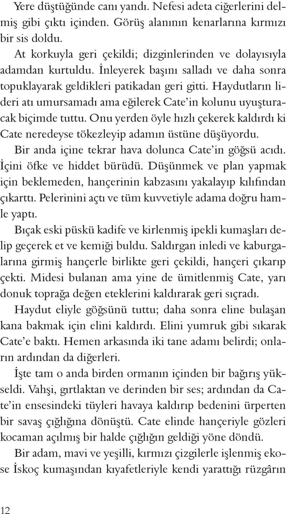 Haydutların lideri atı umursamadı ama eğilerek Cate in kolunu uyuşturacak biçimde tuttu. Onu yerden öyle hızlı çekerek kaldırdı ki Cate neredeyse tökezleyip adamın üstüne düşüyordu.