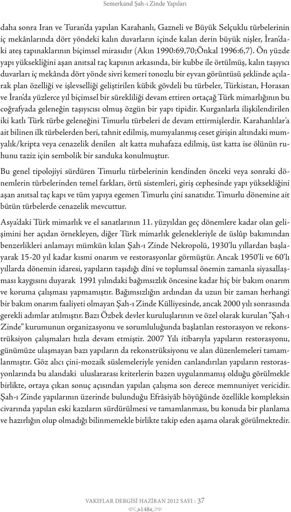 Ön yüzde yapı yüksekliğini aşan anıtsal taç kapının arkasında, bir kubbe ile örtülmüş, kalın taşıyıcı duvarları iç mekânda dört yönde sivri kemeri tonozlu bir eyvan görüntüsü şeklinde açılarak plan