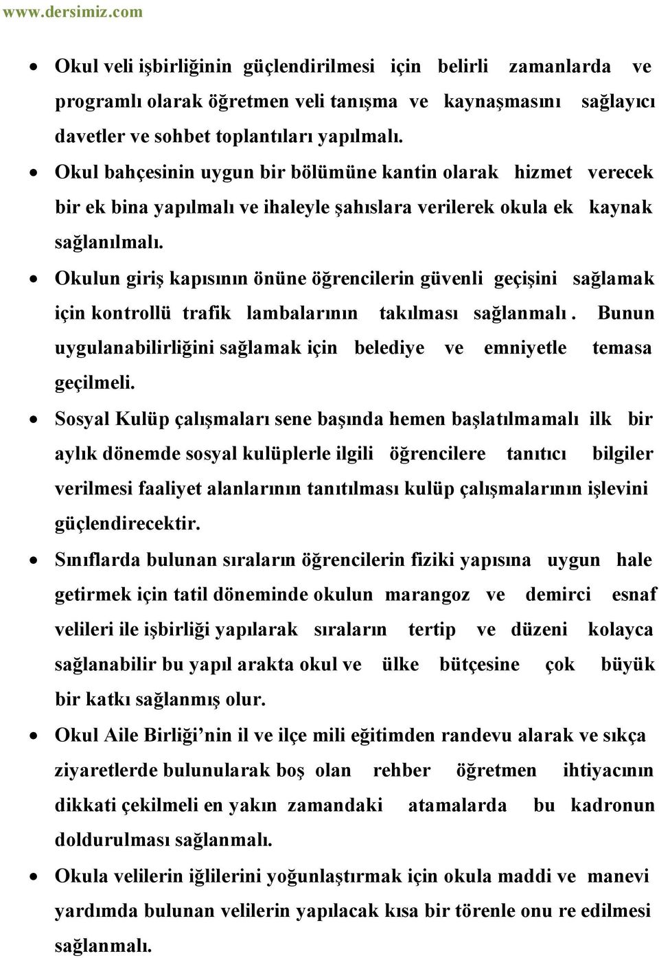 Okulun giriş kapısının önüne öğrencilerin güvenli geçişini sağlamak için kontrollü trafik lambalarının takılması sağlanmalı.