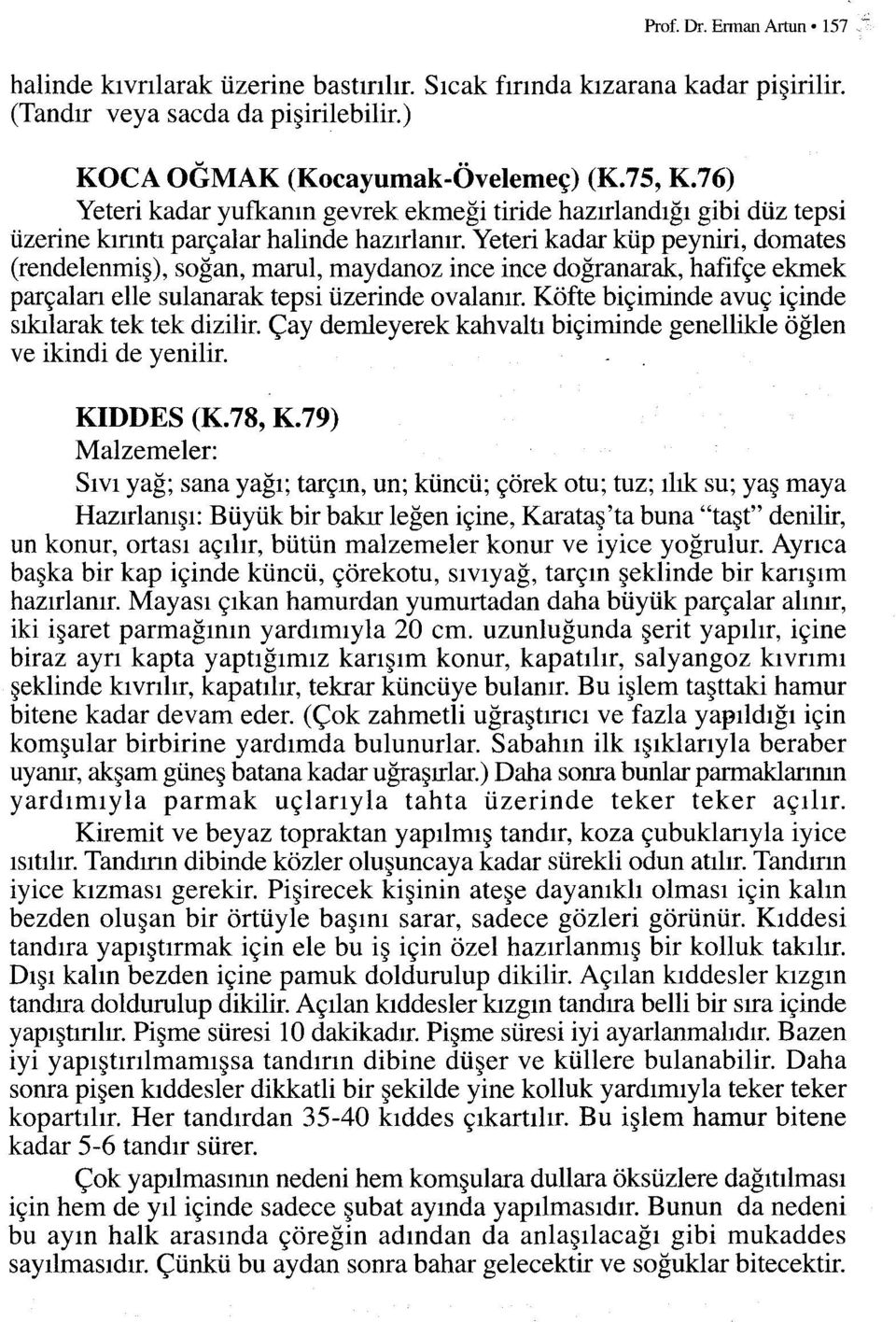 Yeteri kadar küp peyniri, domates (rendelenmiş), soğan, marul, maydanoz ince ince doğranarak, hafifçe ekmek parçaları elle sulanarak tepsi üzerinde ovalanır.