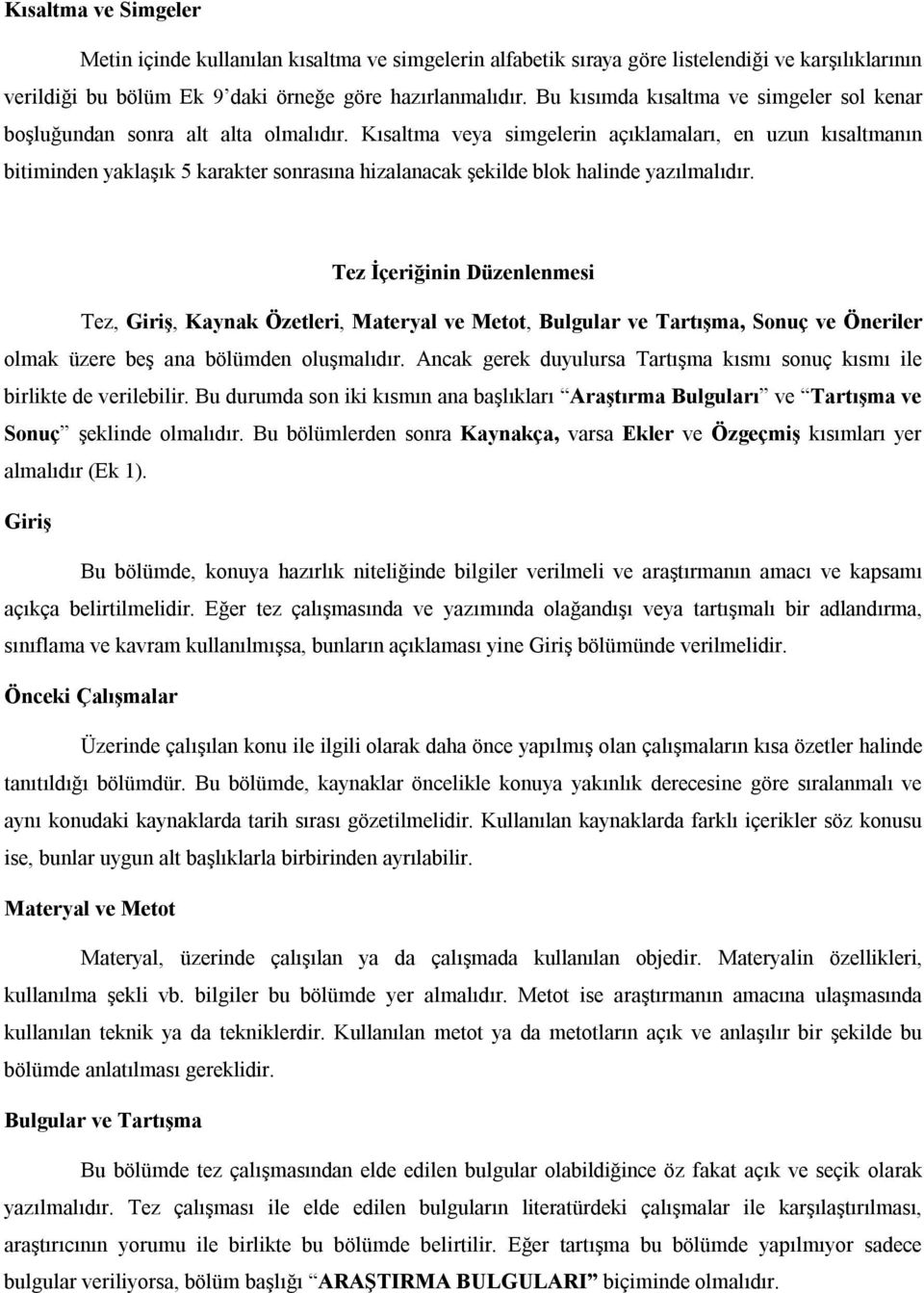 Kısaltma veya simgelerin açıklamaları, en uzun kısaltmanın bitiminden yaklaşık 5 karakter sonrasına hizalanacak şekilde blok halinde yazılmalıdır.