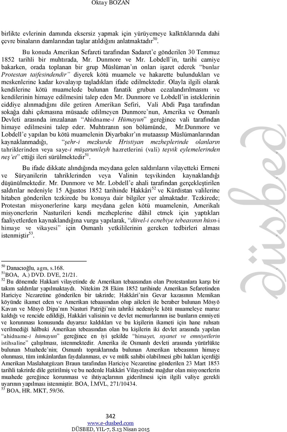 Lobdell in, tarihi camiye bakarken, orada toplanan bir grup Müslüman ın onları işaret ederek bunlar Protestan taifesindendir diyerek kötü muamele ve hakarette bulundukları ve meskenlerine kadar