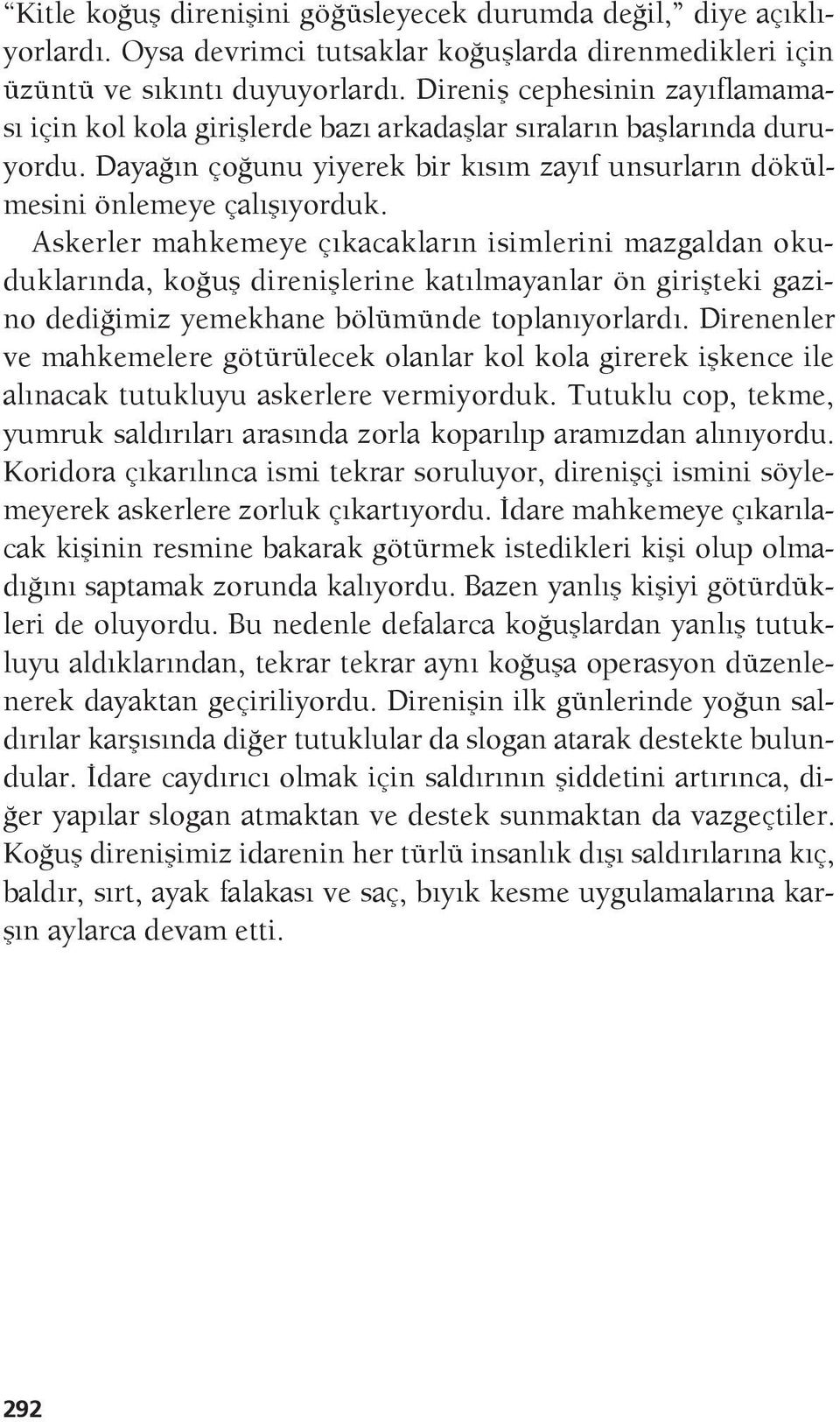 Askerler mahkemeye çıkacakların isimlerini mazgaldan okuduklarında, koğuş direnişlerine katılmayanlar ön girişteki gazino dediğimiz yemekhane bölümünde toplanıyorlardı.