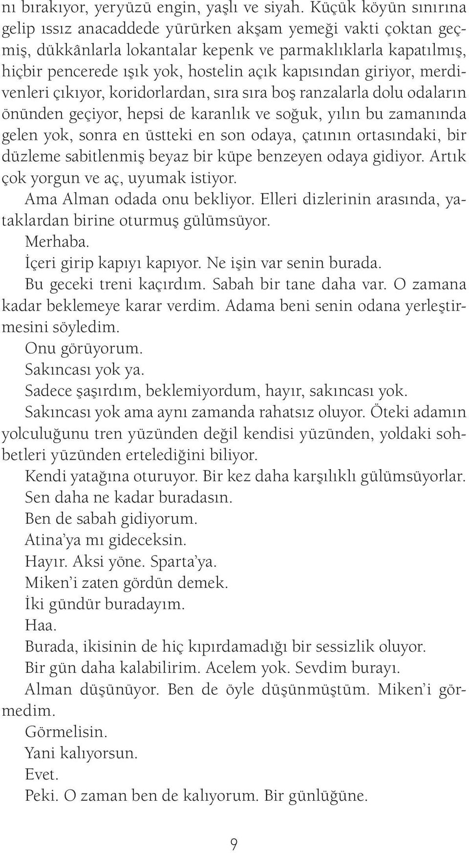 giriyor, merdivenleri çıkıyor, koridorlardan, sıra sıra boş ranzalarla dolu odaların önünden geçiyor, hepsi de karanlık ve soğuk, yılın bu zamanında gelen yok, sonra en üstteki en son odaya, çatının