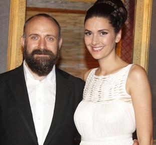 Halit Ergenç Ve Bergüzar Korel li Dizinin İsmi Netleşti Kanal D nin yeni sezon için hazırlanan iddialı dönem dizisinin ismi sonunda netleşti.