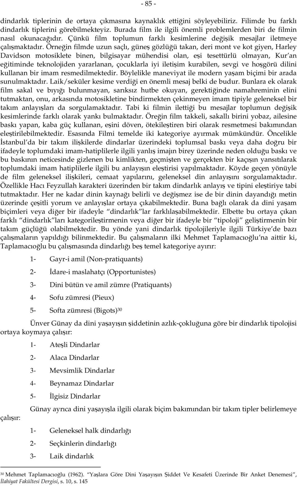 Örneğin filmde uzun saçlı, güneş gözlüğü takan, deri mont ve kot giyen, Harley Davidson motosiklete binen, bilgisayar mühendisi olan, eşi tesettürlü olmayan, Kur an eğitiminde teknolojiden