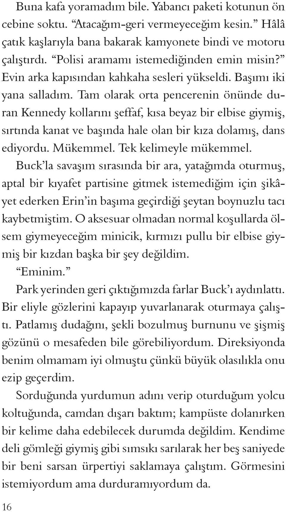 Tam olarak orta pencerenin önünde duran Kennedy kollarını şeffaf, kısa beyaz bir elbise giymiş, sırtında kanat ve başında hale olan bir kıza dolamış, dans ediyordu. Mükemmel. Tek kelimeyle mükemmel.