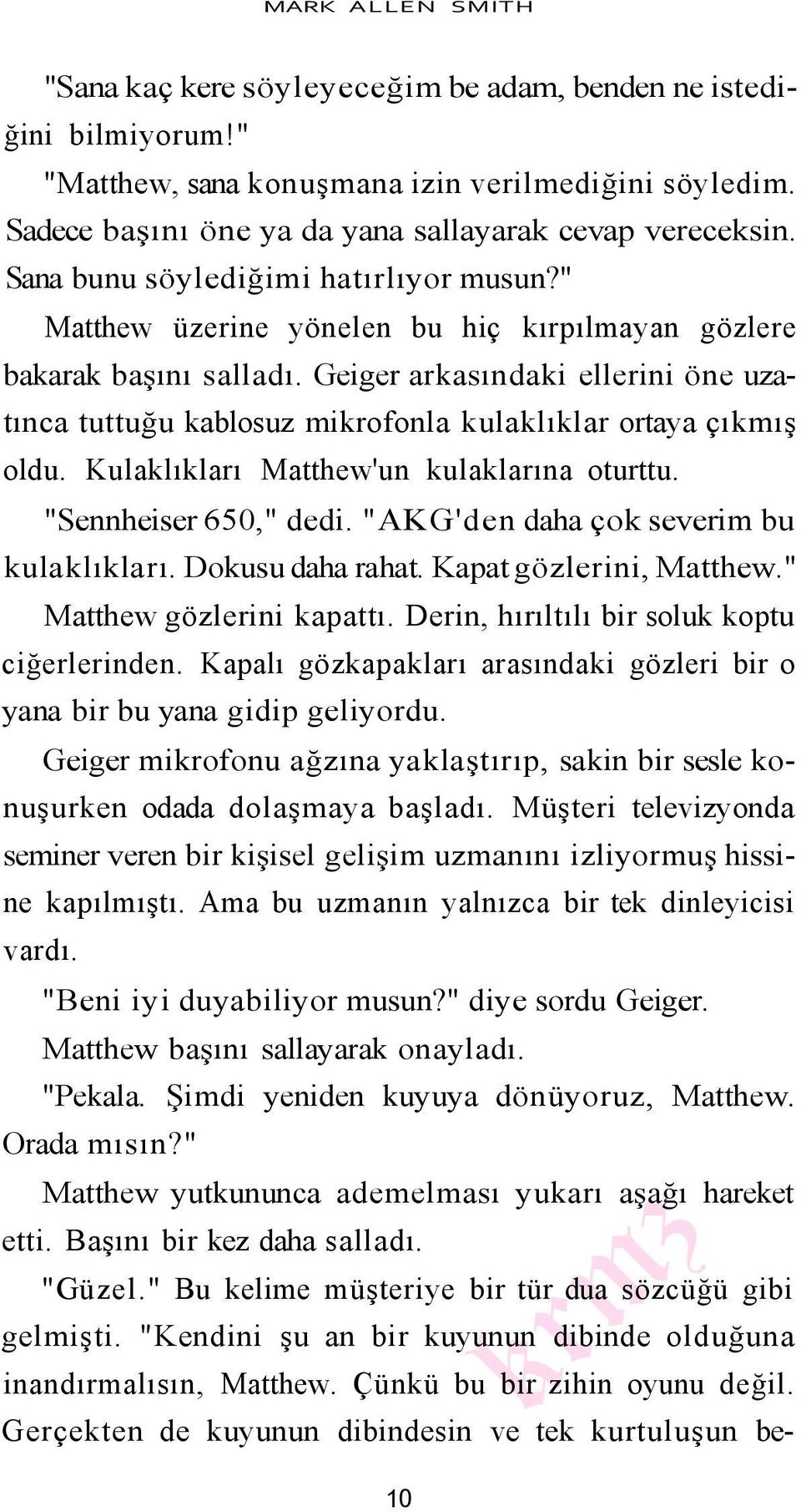 Geiger arkasındaki ellerini öne uzatınca tuttuğu kablosuz mikrofonla kulaklıklar ortaya çıkmış oldu. Kulaklıkları Matthew'un kulaklarına oturttu. "Sennheiser 650," dedi.