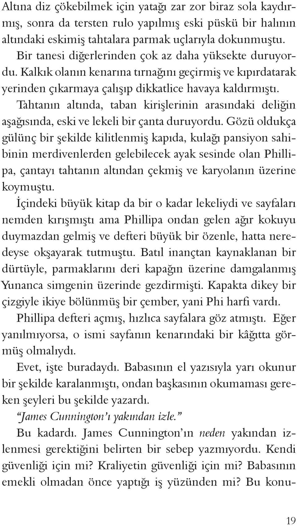 Tahtanın altında, taban kirişlerinin arasındaki deliğin aşağısında, eski ve lekeli bir çanta duruyordu.