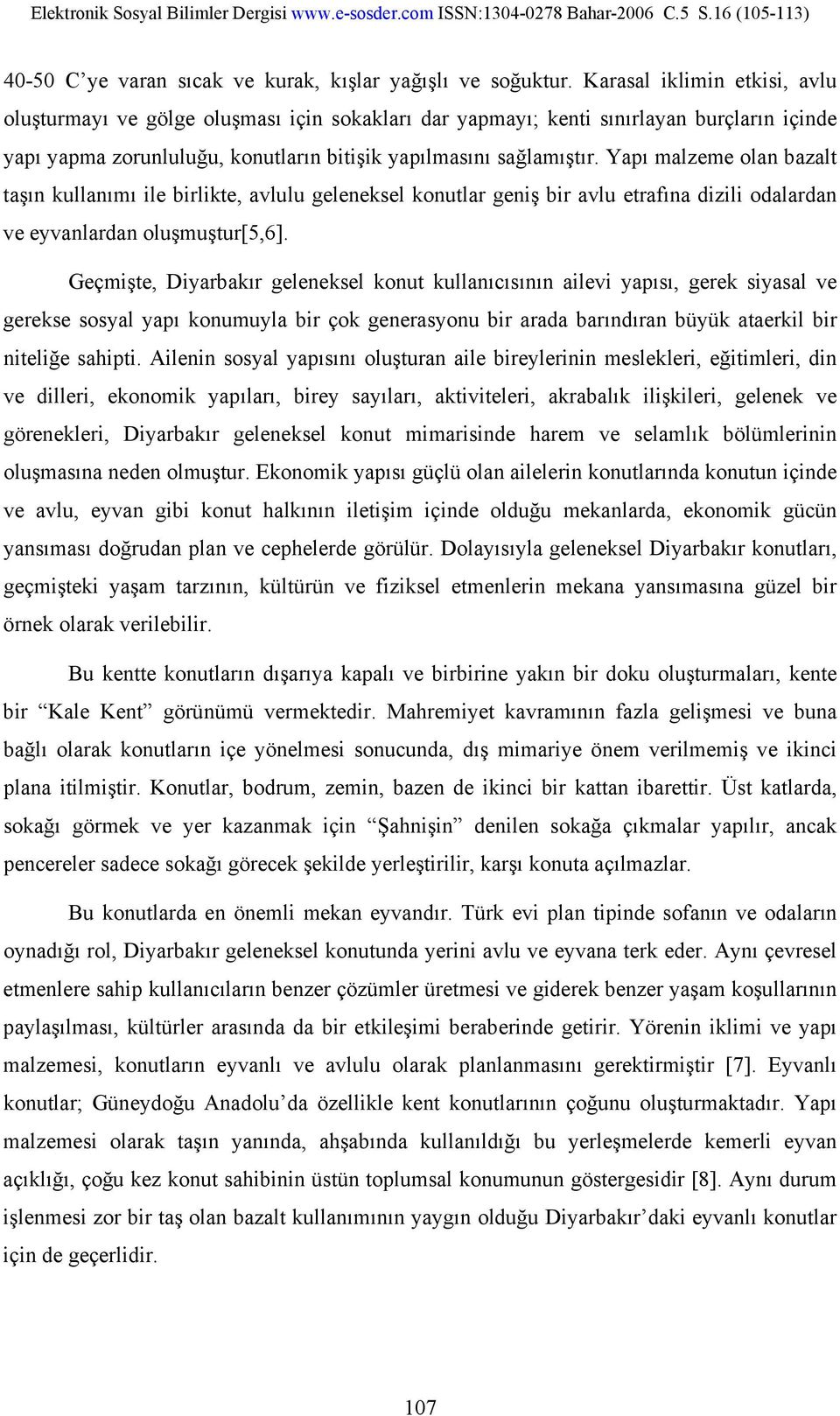 Yapı malzeme olan bazalt taşın kullanımı ile birlikte, avlulu geleneksel konutlar geniş bir avlu etrafına dizili odalardan ve eyvanlardan oluşmuştur[5,6].