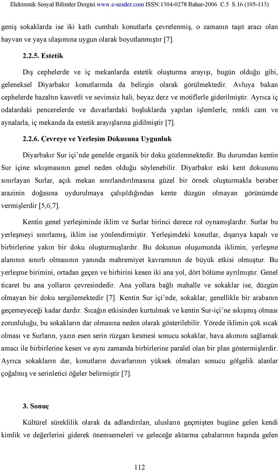 Avluya bakan cephelerde bazaltın kasvetli ve sevimsiz hali, beyaz derz ve motiflerle giderilmiştir.