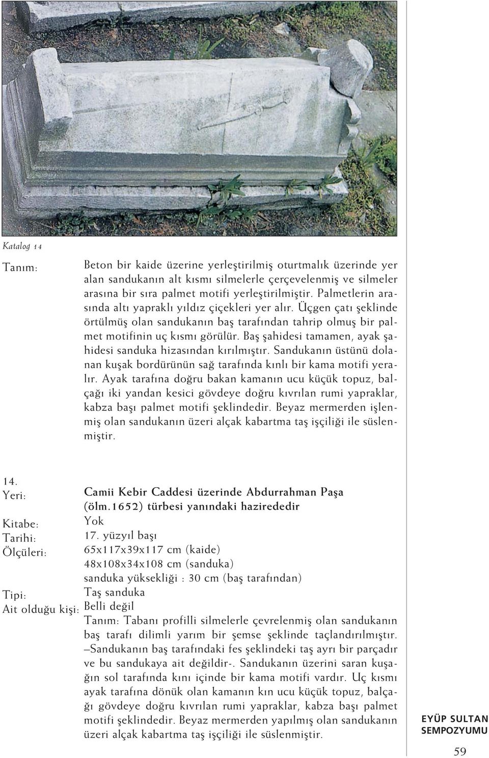 Bafl flahidesi tamamen, ayak flahidesi sanduka hizas ndan k r lm flt r. Sandukan n üstünü dolanan kuflak bordürünün sa taraf nda k nl bir kama motifi yeral r.