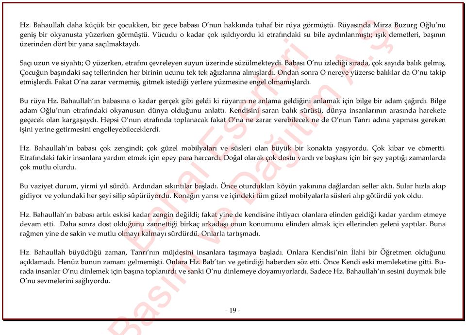 Saçı uzun ve siyahtı; O yüzerken, etrafını çevreleyen suyun üzerinde süzülmekteydi.