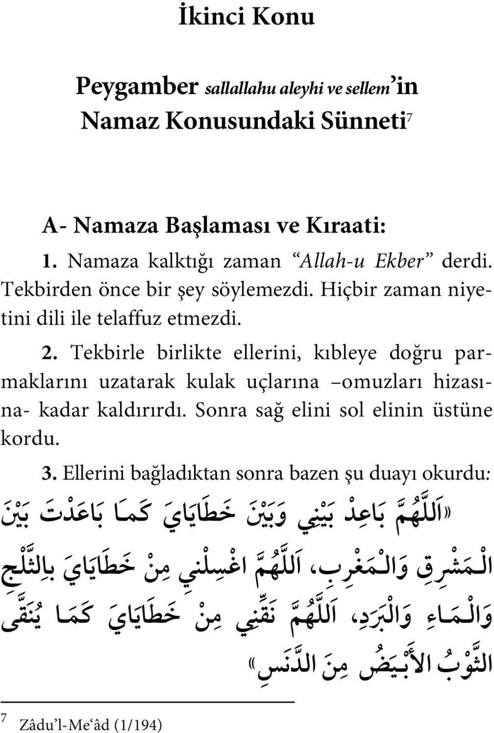 Tekbirle birlikte ellerini, kıbleye doğru parmaklarını uzatarak kulak uçlarına omuzları hizasına- kadar kaldırırdı. Sonra sağ elini sol elinin üstüne kordu. 3.