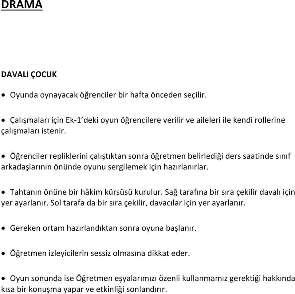 Tahtanın önüne bir hâkim kürsüsü kurulur. Sağ tarafına bir sıra çekilir davalı için yer ayarlanır. Sol tarafa da bir sıra çekilir, davacılar için yer ayarlanır.