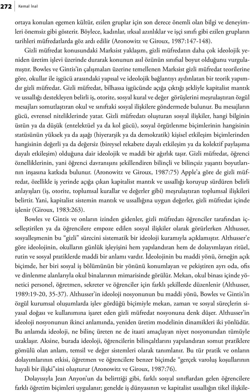 Gizli müfredat konusundaki Marksist yaklaşım, gizli müfredatın daha çok ideolojik yeniden üretim işlevi üzerinde durarak konunun asıl özünün sınıfsal boyut olduğunu vurgulamıştır.