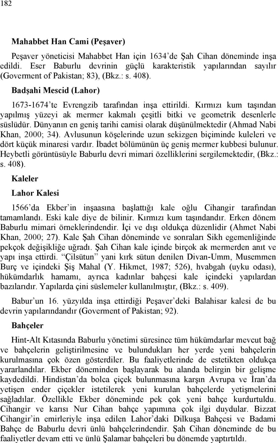 Kırmızı kum taşından yapılmış yüzeyi ak mermer kakmalı çeşitli bitki ve geometrik desenlerle süslüdür. Dünyanın en geniş tarihi camisi olarak düşünülmektedir (Ahmad Nabi Khan, 2000; 34).