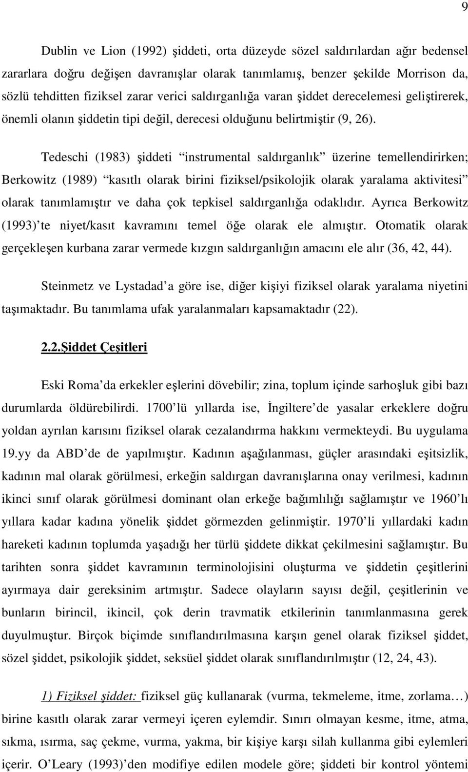 Tedeschi (1983) şiddeti instrumental saldırganlık üzerine temellendirirken; Berkowitz (1989) kasıtlı olarak birini fiziksel/psikolojik olarak yaralama aktivitesi olarak tanımlamıştır ve daha çok