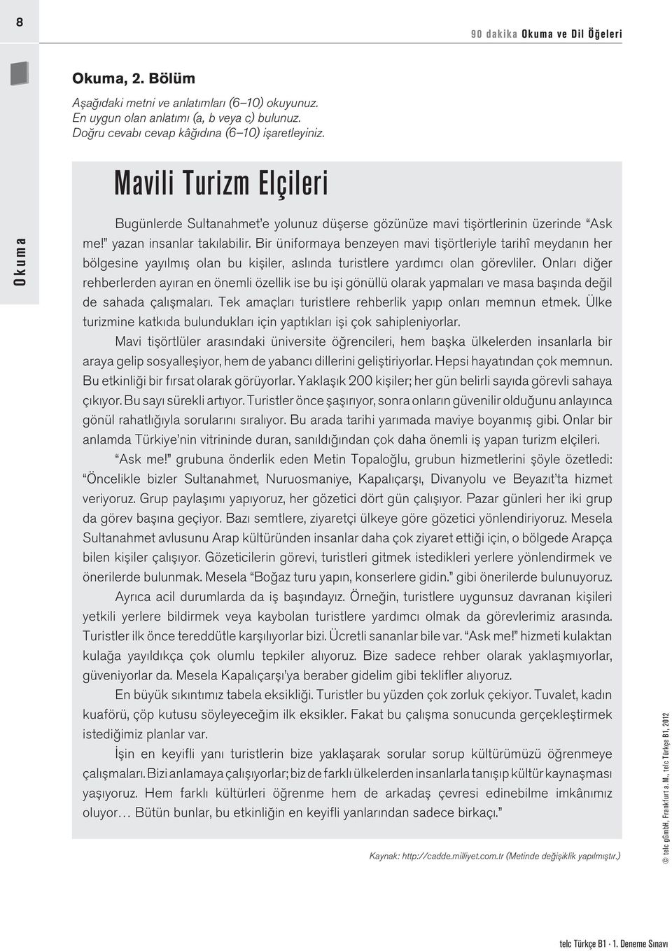 Bir üniformaya benzeyen mavi tişörtleriyle tarihî meydanın her bölgesine yayılmış olan bu kişiler, aslında turistlere yardımcı olan görevliler.