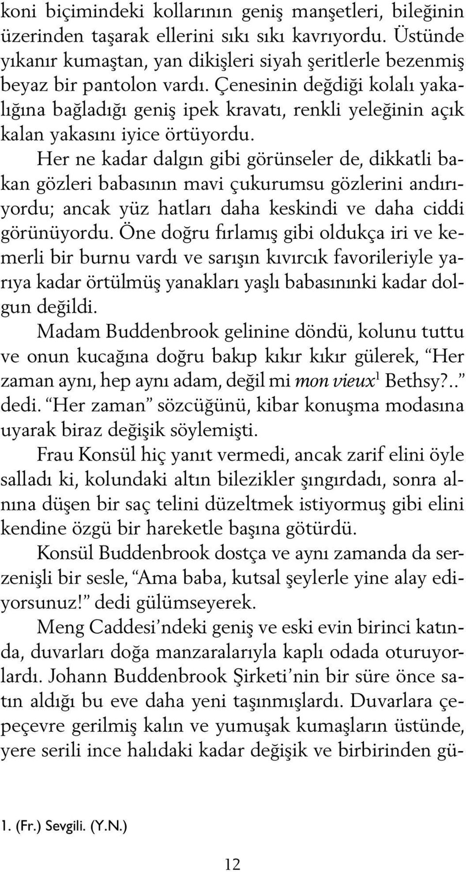 Her ne kadar dalgın gibi görünseler de, dikkatli bakan gözleri babasının mavi çukurumsu gözlerini andırıyordu; ancak yüz hatları daha keskindi ve daha ciddi görünüyordu.