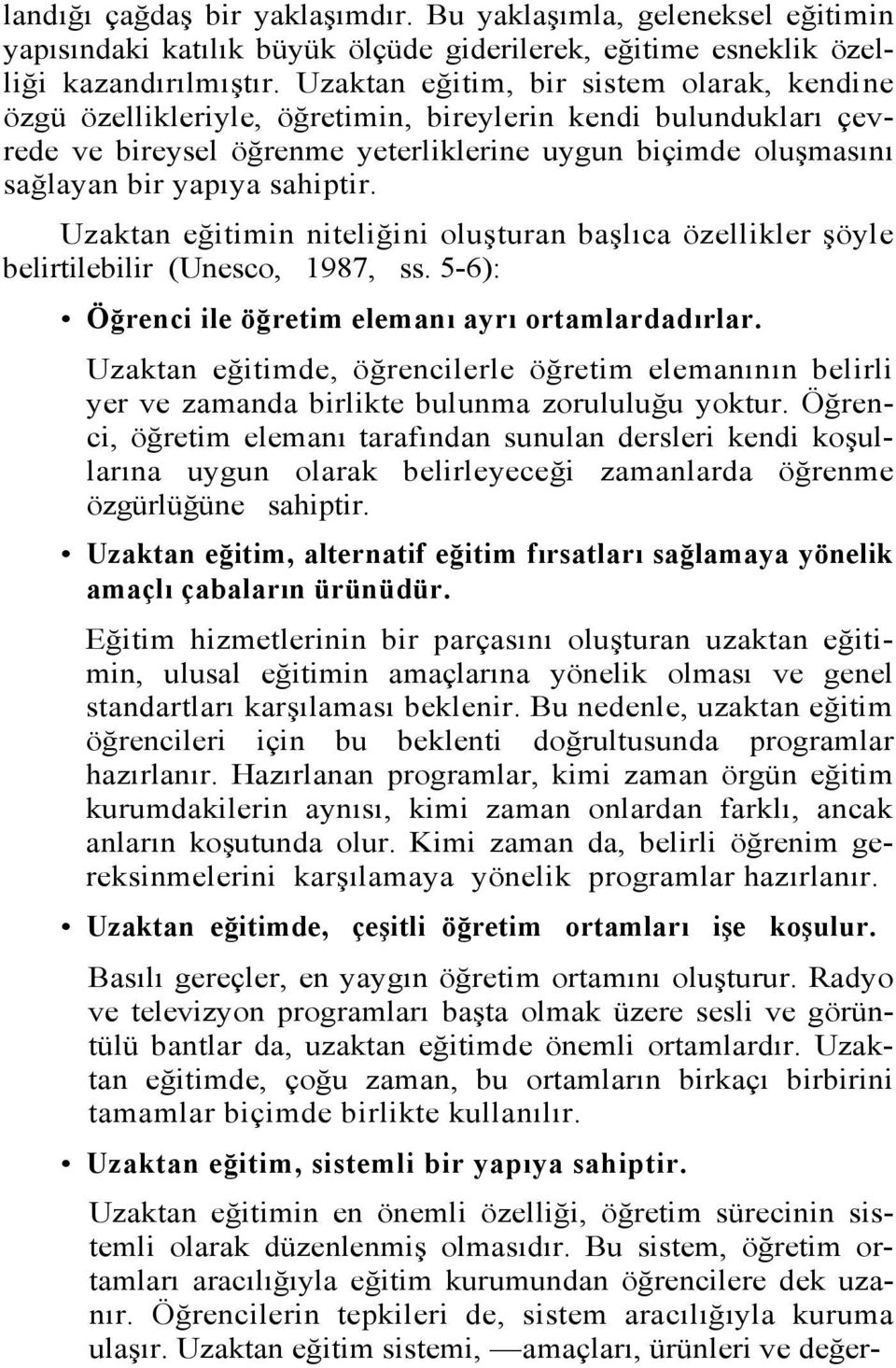 sahiptir. Uzaktan eğitimin niteliğini oluşturan başlıca özellikler şöyle belirtilebilir (Unesco, 1987, ss. 5-6): Öğrenci ile öğretim elemanı ayrı ortamlardadırlar.