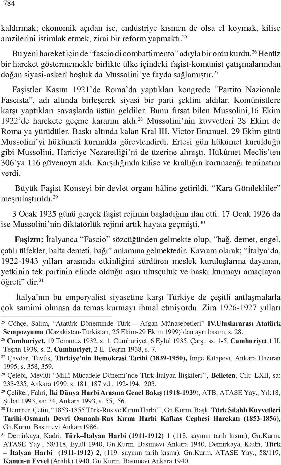 26 Henüz bir hareket göstermemekle birlikte ülke içindeki faşist-komünist çatışmalarından doğan siyasi-askerî boşluk da Mussolini ye fayda sağlamıştır.