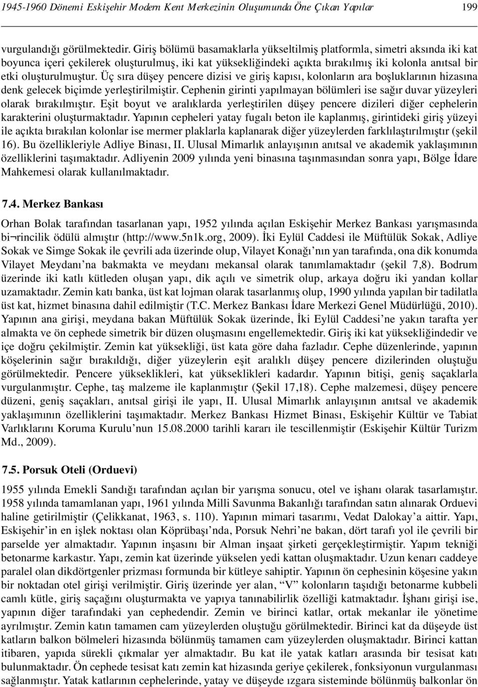 Üç sıra düşey pencere dizisi ve giriş kapısı, kolonların ara boşluklarının hizasına denk gelecek biçimde yerleştirilmiştir.