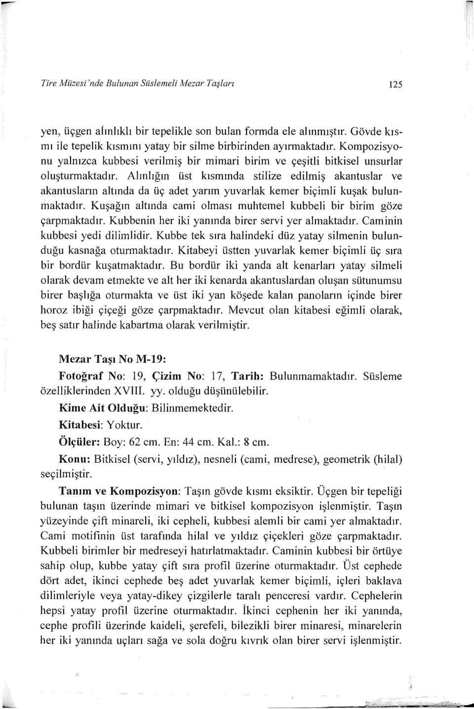 Alınlığın üst kısmında stilize edilmiş akantuslar ve akantusların altında da üç adet yarım yuvarlak kemer biçimli kuşak bulunmaktadır.