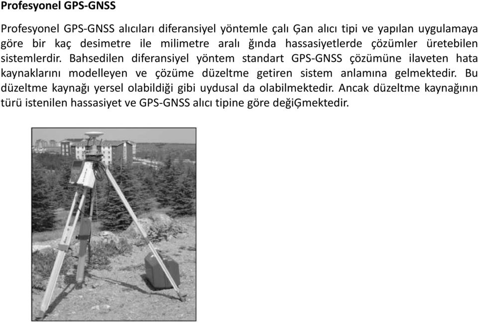 Bahsedilen diferansiyel yöntem standart GPS GNSS çözümüne ilaveten hata kaynaklarını modelleyen ve çözüme düzeltme getiren sistem