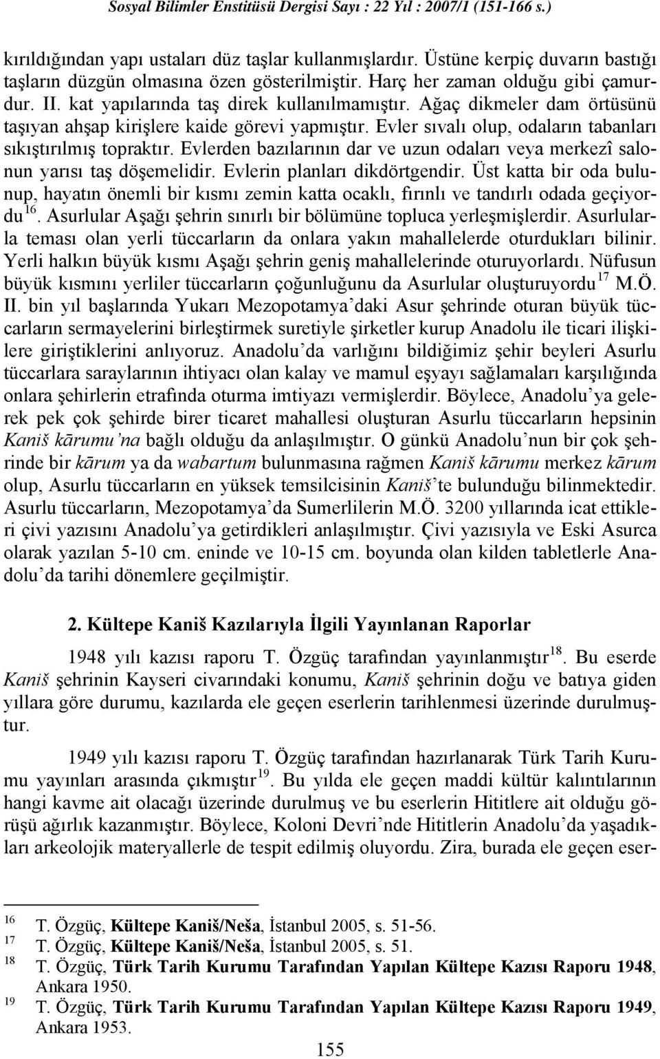 Evlerden bazılarının dar ve uzun odaları veya merkezî salonun yarısı taş döşemelidir. Evlerin planları dikdörtgendir.