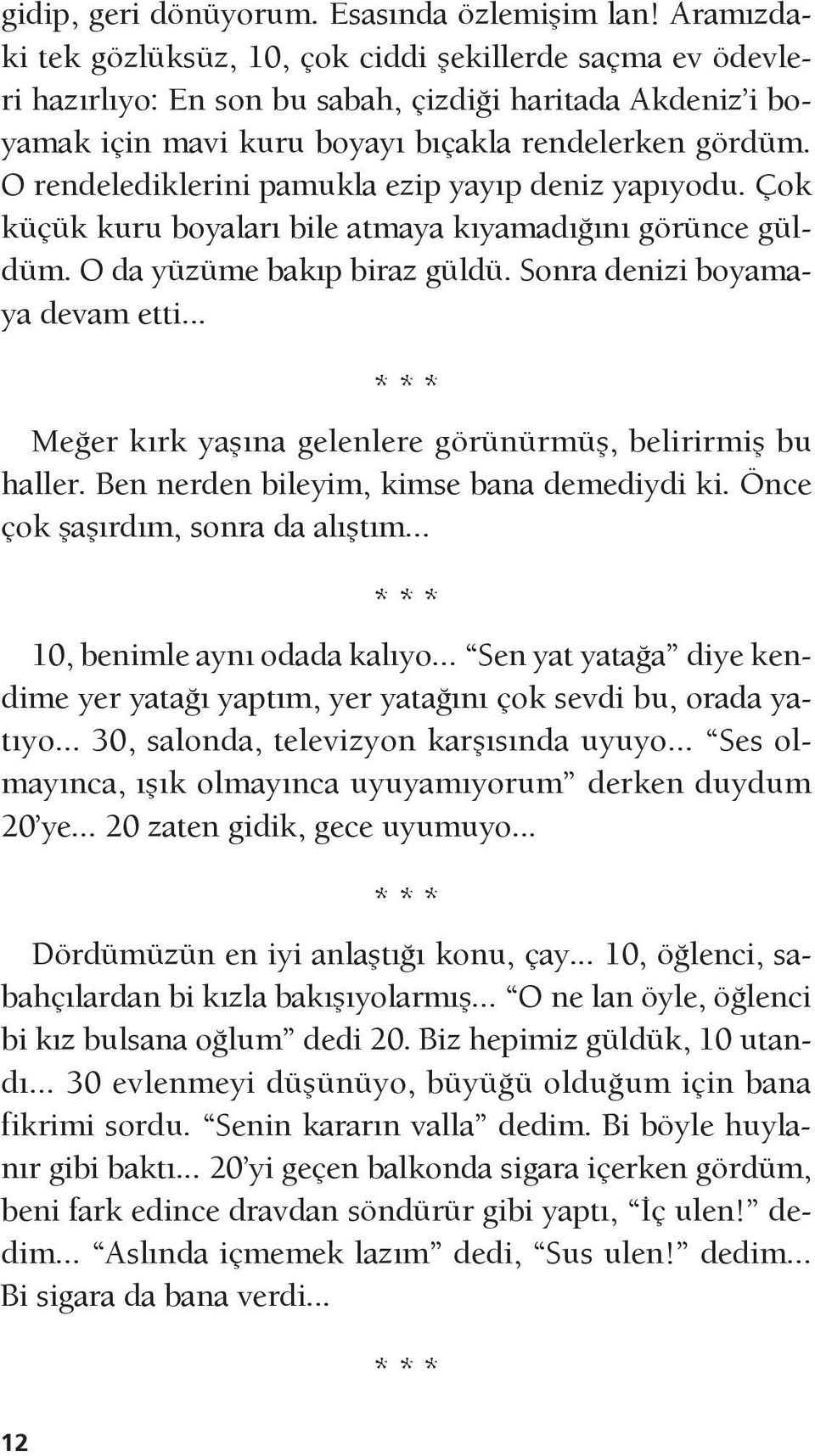 O rendelediklerini pamukla ezip yayıp deniz yapıyodu. Çok küçük kuru boyaları bile atmaya kıyamadığını görünce güldüm. O da yüzüme bakıp biraz güldü. Sonra denizi boyamaya devam etti.