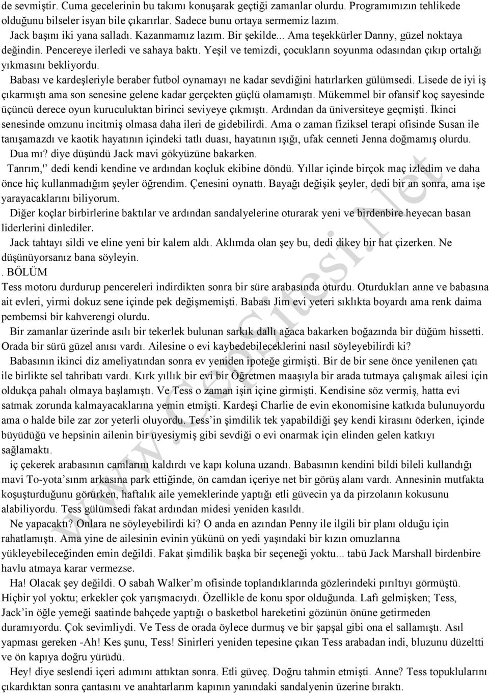 Yeşil ve temizdi, çocukların soyunma odasından çıkıp ortalığı yıkmasını bekliyordu. Babası ve kardeşleriyle beraber futbol oynamayı ne kadar sevdiğini hatırlarken gülümsedi.