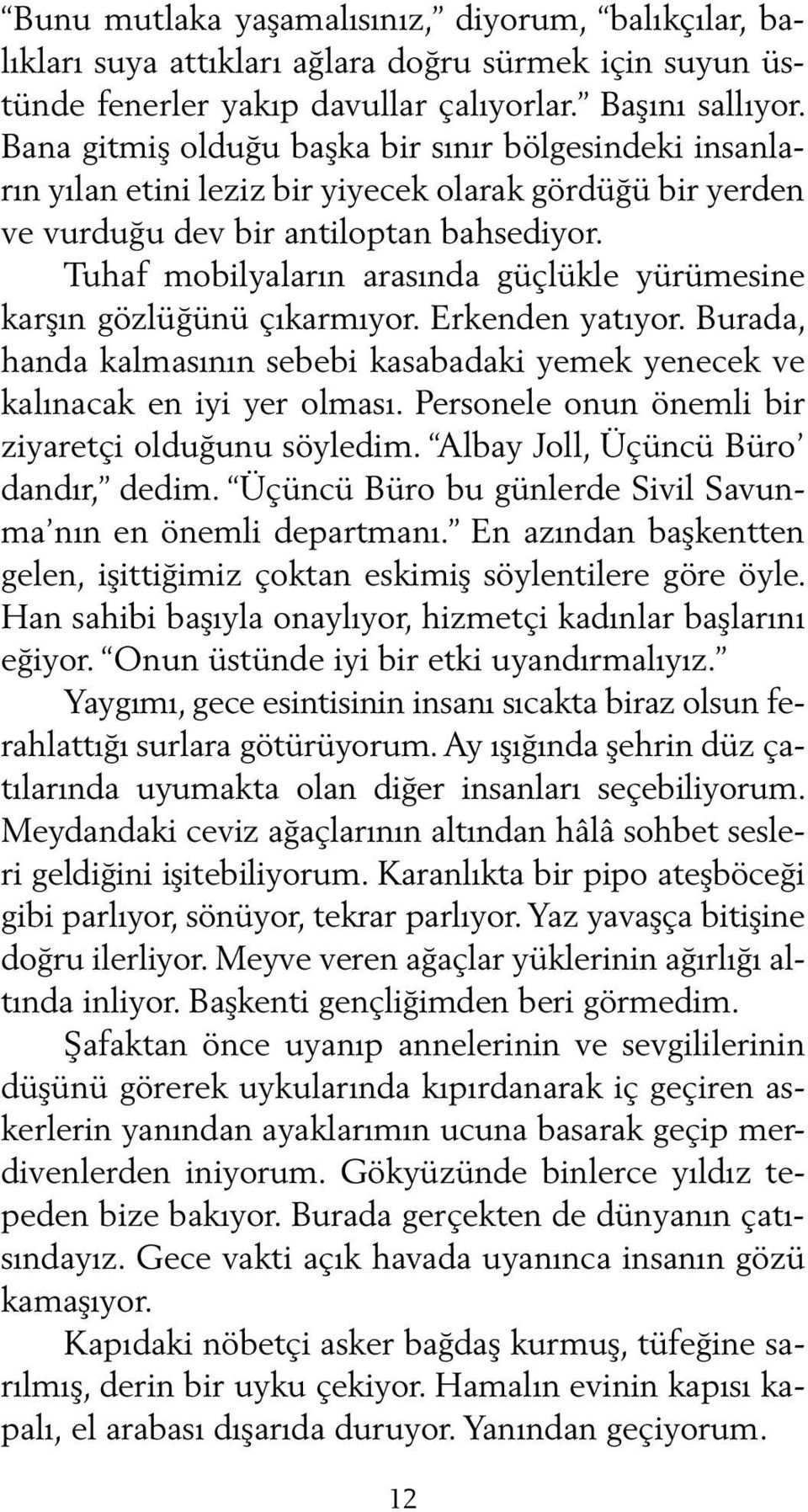 Tuhaf mobilyaların arasında güçlükle yürümesine karşın gözlüğünü çıkarmıyor. Erkenden yatıyor. Burada, handa kalmasının sebebi kasabadaki yemek yenecek ve kalınacak en iyi yer olması.