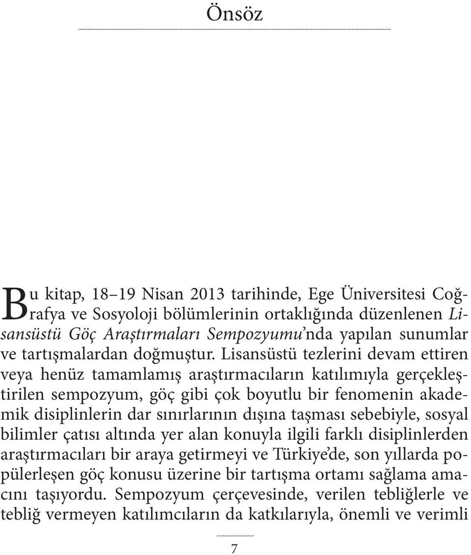 Lisansüstü tezlerini devam ettiren veya henüz tamamlamış araştırmacıların katılımıyla gerçekleştirilen sempozyum, göç gibi çok boyutlu bir fenomenin akademik disiplinlerin dar sınırlarının