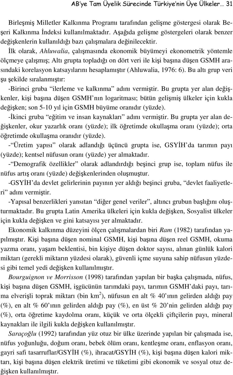 İlk olarak, Ahluwalia, çalışmasında ekonomik büyümeyi ekonometrik yöntemle ölçmeye çalışmış; Altı grupta topladığı on dört veri ile kişi başına düşen GSMH arasındaki korelasyon katsayılarını