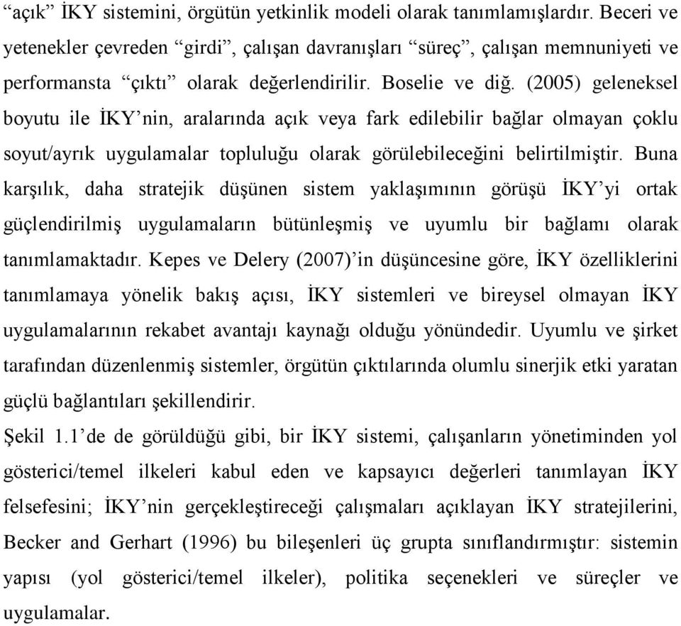 Buna karşılık, daha stratejik düşünen sistem yaklaşımının görüşü İKY yi rtak güçlendirilmiş uygulamaların bütünleşmiş ve uyumlu bir bağlamı larak tanımlamaktadır.