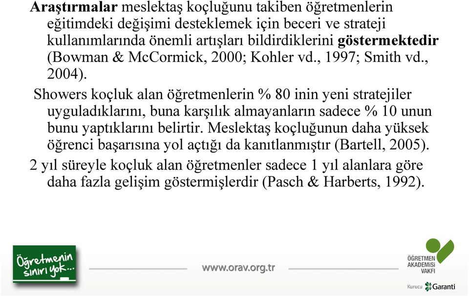 Showers koçluk alan öğretmenlerin % 80 inin yeni stratejiler uyguladıklarını, buna karşılık almayanların sadece % 10 unun bunu yaptıklarını belirtir.