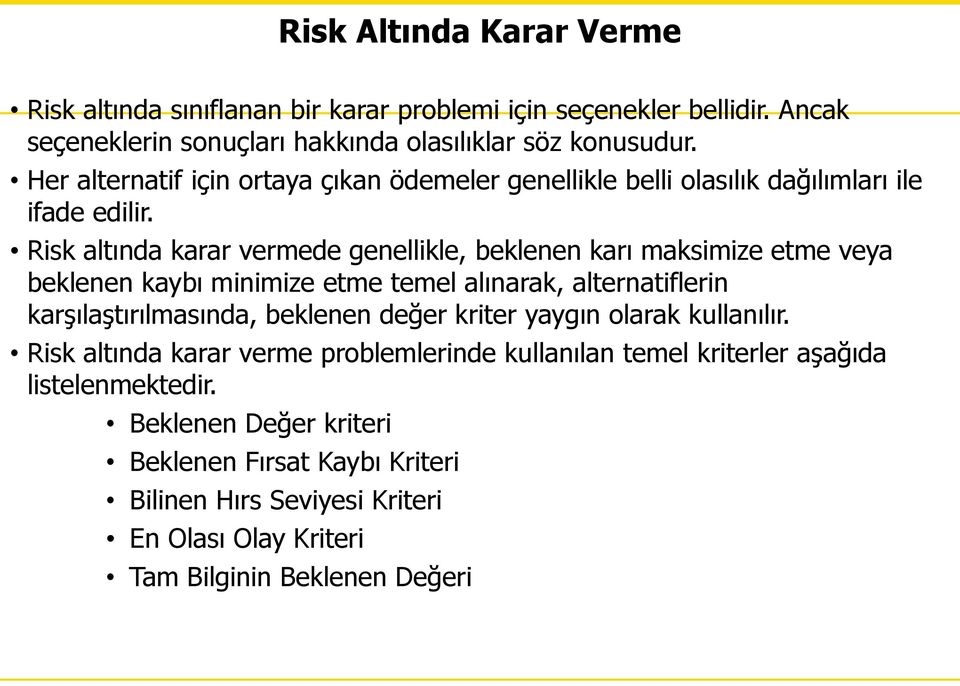 Risk altında karar vermede genellikle, beklenen karı maksimize etme veya beklenen kaybı minimize etme temel alınarak, alternatiflerin karşılaştırılmasında, beklenen değer